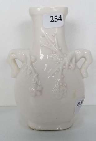 CHINE. Petit vase balustre en porcelaine  blanche 