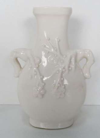 CHINE. Petit vase balustre en porcelaine  blanche 