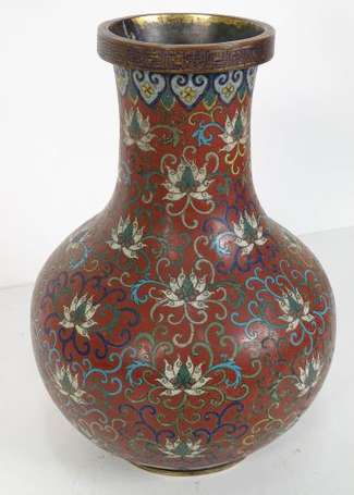 CHINE - Grand vase balustre en bronze et émaux 