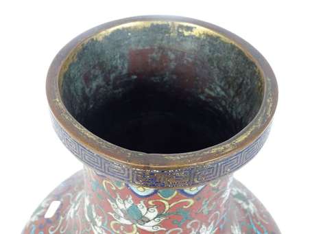 CHINE - Grand vase balustre en bronze et émaux 