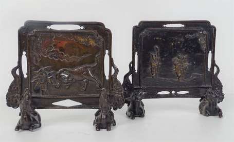 CHINE - Paire d'écrans miniature en bronze à décor