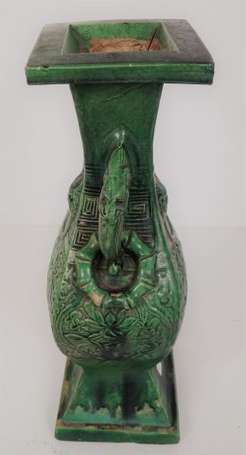CHINE - Vase en grés émaillé vert de forme 