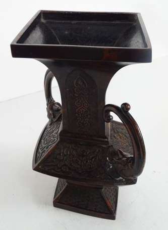 JAPON - Vase en bronze à patine brune et rouge, de
