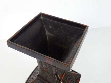 JAPON - Vase en bronze à patine brune et rouge, de