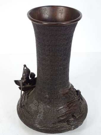 JAPON - Vase en bronze à patine brune à haut col, 