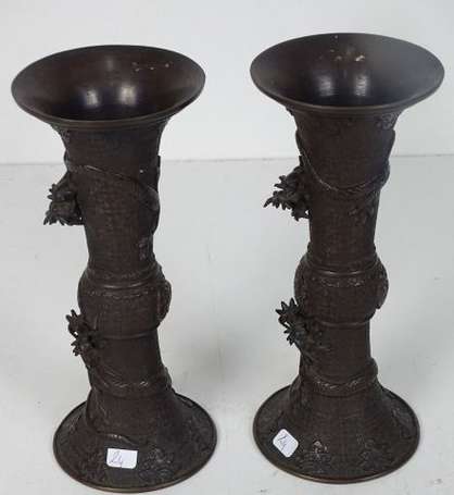 CHINE - Paire de petits vases cornets en bronze à 