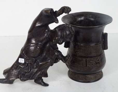 CHINE - Vase à col évasé en bronze à patine brune 