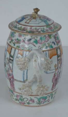 Pot couvert en porcelaine polychrome, décor de 