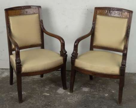 Paire de fauteuils en acajou et placage d'acajou, 