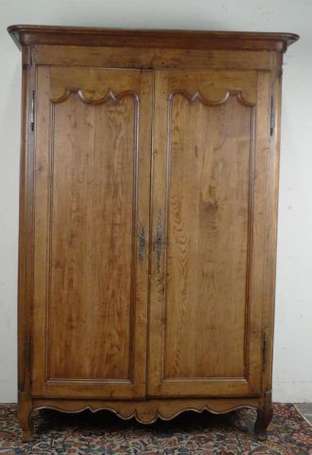 Armoire en chêne ouvre par deux portes