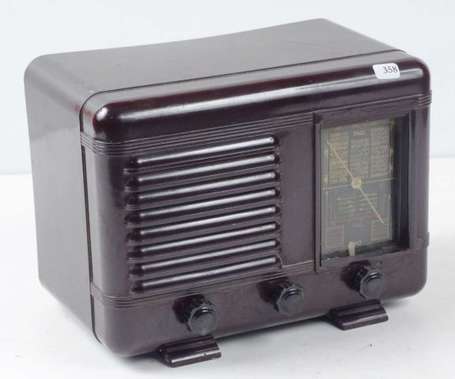 Radio poste secteur, coffre en plastique. En 