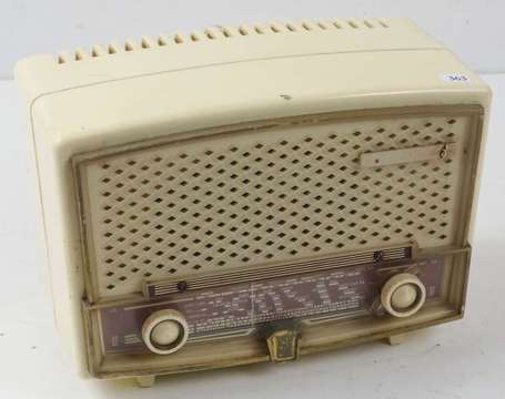 Radio poste secteur, coffre en plastique. En 