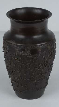 Vase balustre en bronze, décor de dragons en bas 