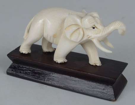 Eléphant Sujet en ivoire. H. 3 cm, L. 6,5 cm