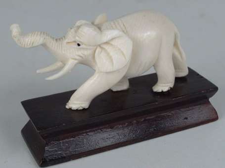 Eléphant Sujet en ivoire. H. 3 cm, L. 6,5 cm