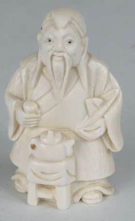 Cérémonie du thé Netsuke en ivoire. Japon H. 6 cm