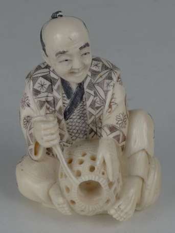 Vannier Okimono en ivoire Japon. H. 10 cm