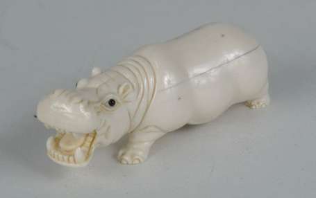 Hippopotame Netsuke en ivoire. Japon L. 6 cm