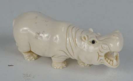 Hippopotame Netsuke en ivoire. Japon L. 6 cm