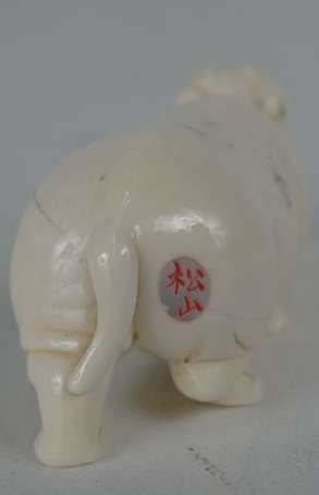 Hippopotame Netsuke en ivoire. Japon L. 6 cm