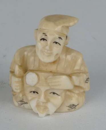 Homme au masque Netsuke en ivoire. Japon H. 4 cm