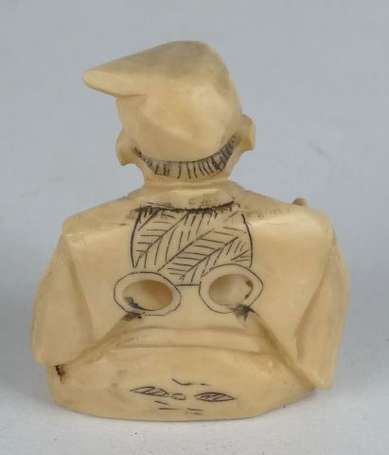 Homme au masque Netsuke en ivoire. Japon H. 4 cm