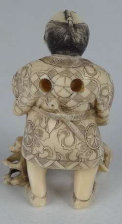 Montreur de singe Netsuke en ivoire. Japon H. 5,5 