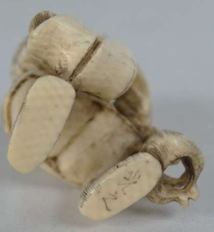 Montreur de singe Netsuke en ivoire. Japon H. 5,5 