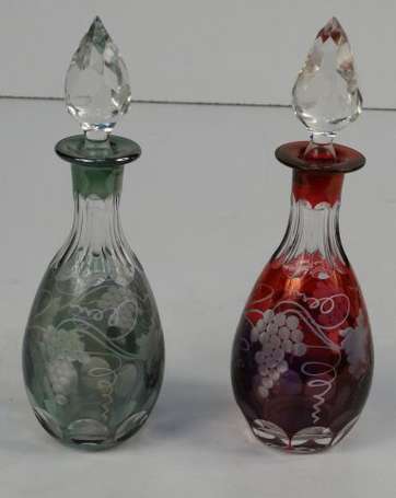 Paire de carafes à liqueur en cristal rouge et 