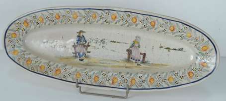 Plat long en faïence polychrome décor d'un couple 