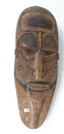 Ancien masque de case sculpté d'un visage à 