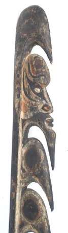 Sculpture en crochet décorée de deux têtes. 