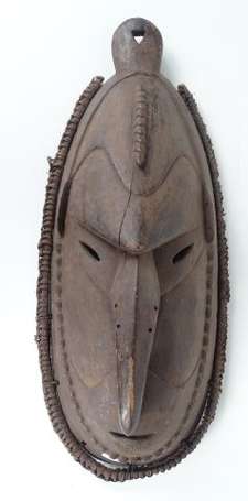 Ancien masque d'ancêtre en bois noirci cerclé 