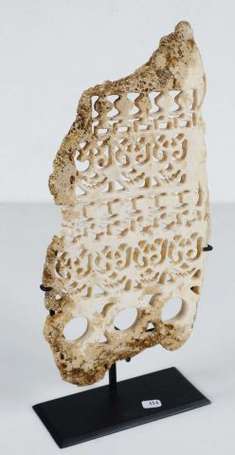 Une ancienne monnaie funéraire 'Barava' sculpté 