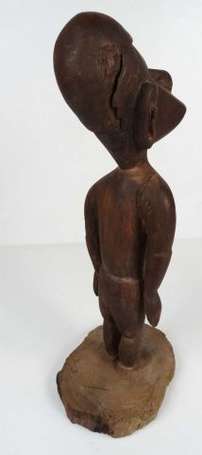 Une ancienne statuette votive en bois dur à longue