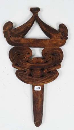 Un ancien élément de décor de pirogue en bois 