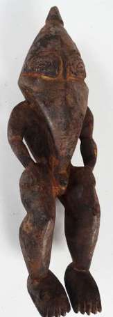 Une ancienne petite statuette votive en bois dur. 