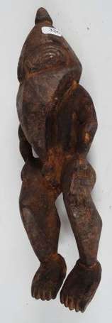 Une ancienne petite statuette votive en bois dur. 