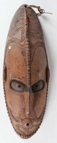 Un ancien grand masque en bois dur à patine rouge 