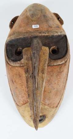 Un ancien masque en bois dur polychrome. Hauteur 