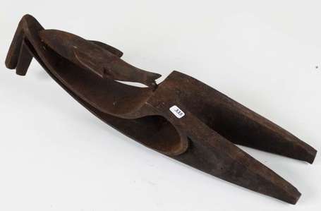 Une ancienne petite proue de pirogue en bois 