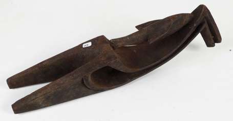 Une ancienne petite proue de pirogue en bois 