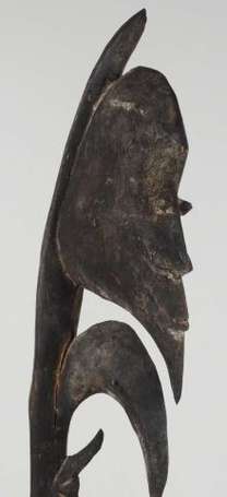 Une ancienne figure rituelle en bois sombre 