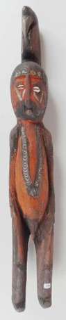 Une ancienne statuette votive en bois lourd 