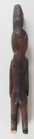 Une ancienne statuette votive en bois lourd 