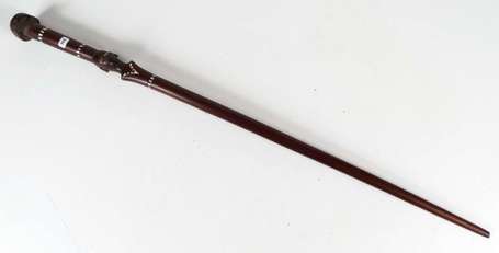 Un ancien bâton de prestige en bois dur rouge 