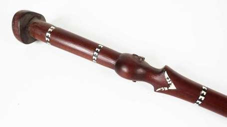 Un ancien bâton de prestige en bois dur rouge 