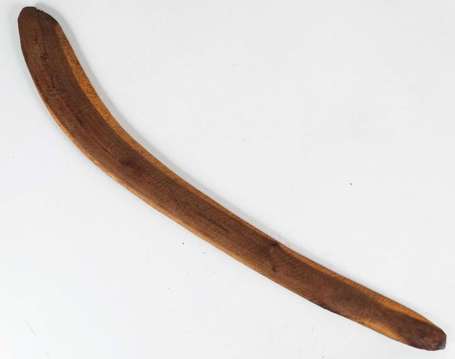 Un ancien boomerang en bois dur décoré au feu. 