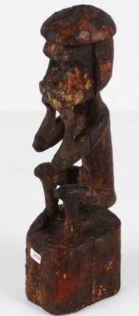 Une ancienne petite statuette assise les mains 