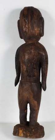 Une ancienne statuette votive en bois dur brun. 